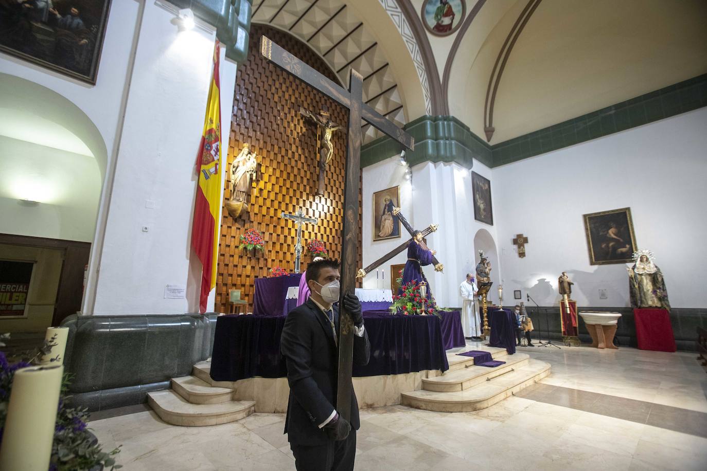 Fotos: Cien marrajos acuden al Vía Crucis