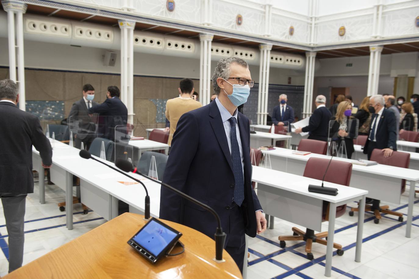 Fotos: Primera comparecencia en la Asamblea del consejero de Salud