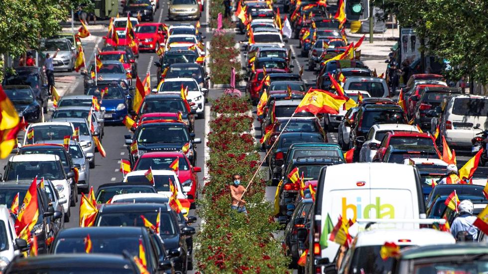 Manifestación en coche promovida por Vox en Toledo para protestar contra el estado de alarma. 