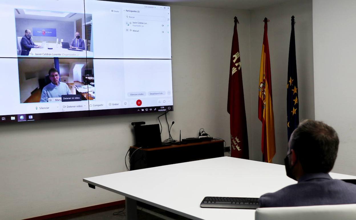 El consejero de Presidencia y Hacienda, Javier Celdrán, durante la reunión con el responsable de la oficina encargada de coordinar la distribución del fondo europeo Next Generation, Manuel de la Rocha.