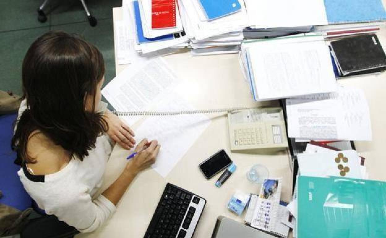 Una mujer trabaja en una oficina. 