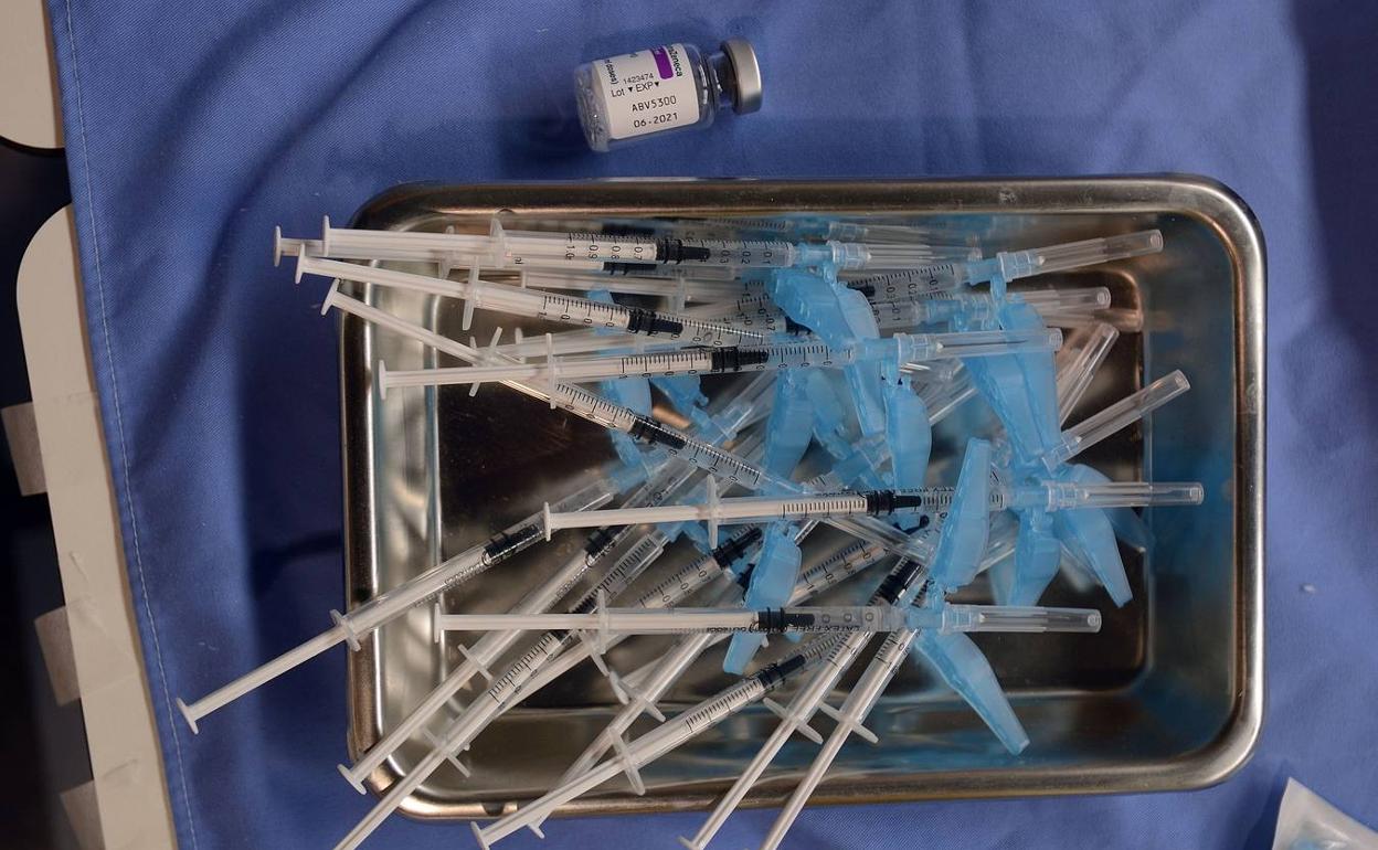 Vacunas preparadas en una imagen de archivo. 