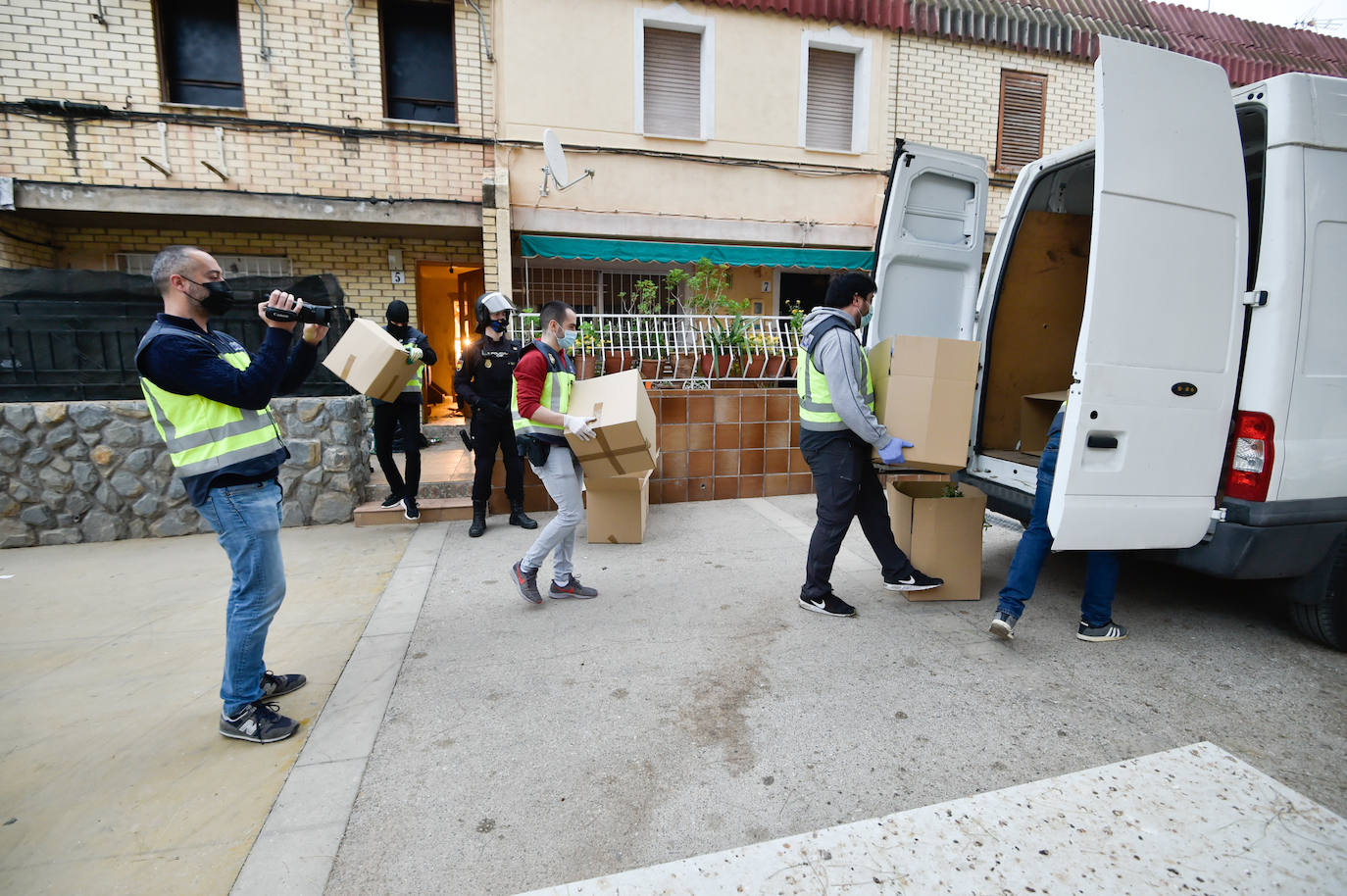 Fotos: Redada en una vivienda de Los Rosales culmina con la incautación de 200 plantas de marihuana