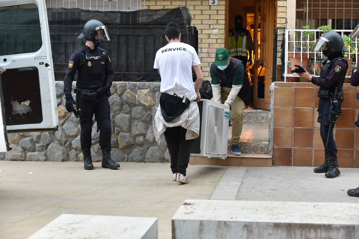 Fotos: Redada en una vivienda de Los Rosales culmina con la incautación de 200 plantas de marihuana