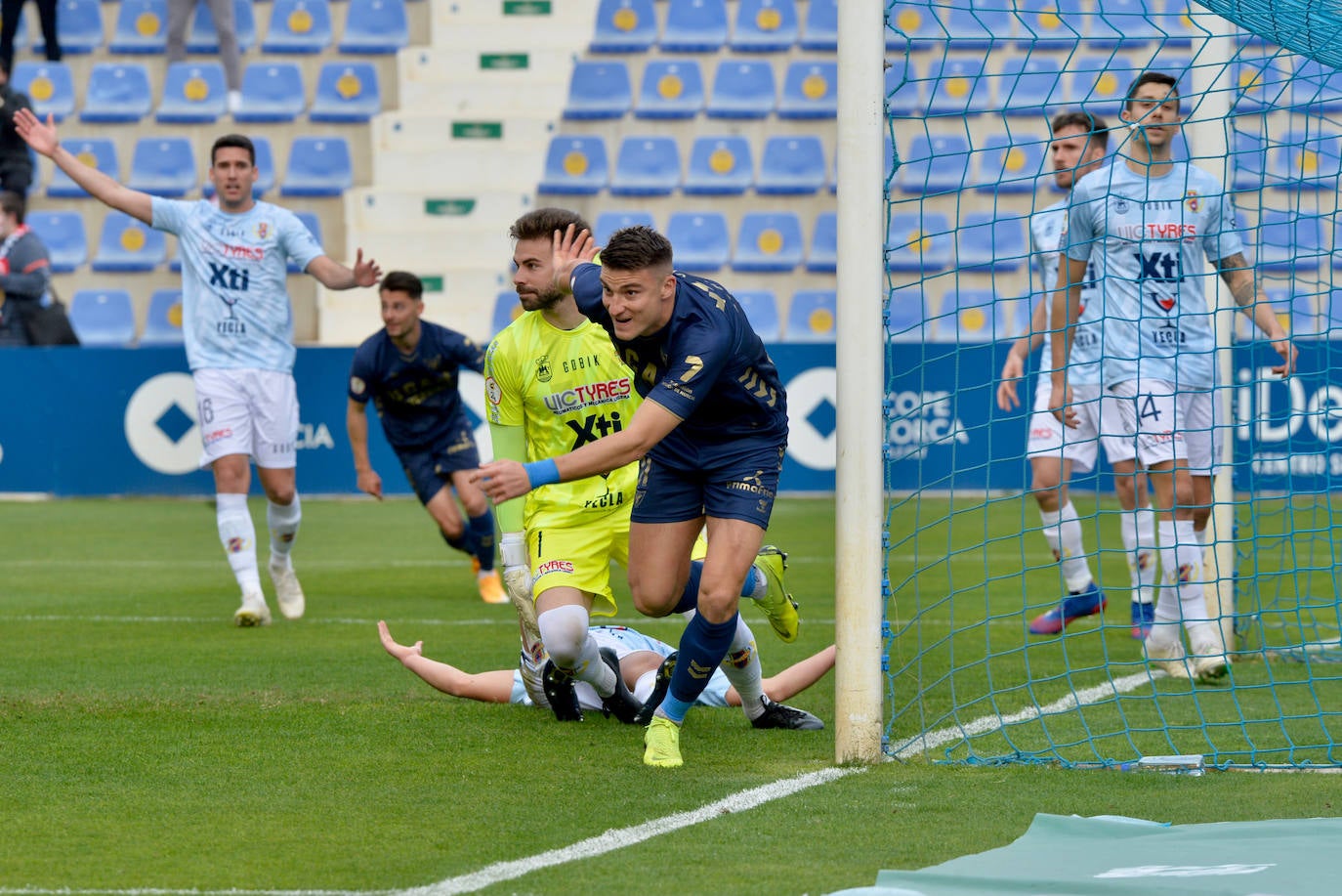 Fotos: Victoria del UCAM ante el Yeclano en el BeSoccer La Condomina