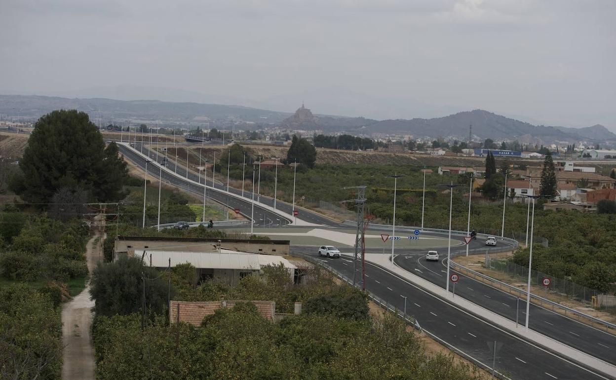 Tramo de la avenida de Levante abierta ayer al tráfico desde la Costera Sur en dirección Murcia, con el Cristo de Monteagudo al fondo.