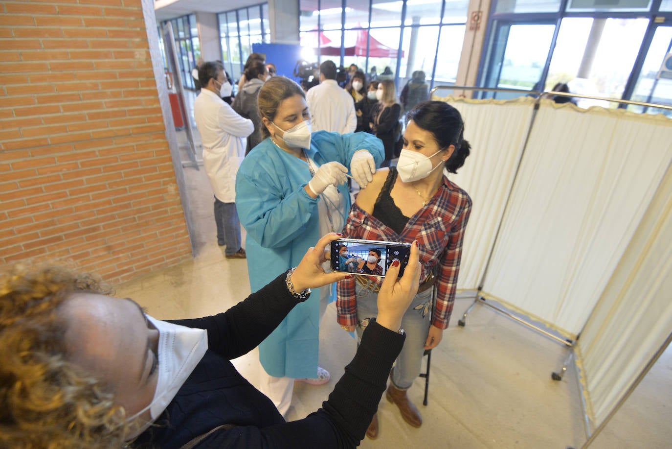 Fotos: Más de 2.700 docentes de la Región de Murcia reciben la primera dosis de la vacuna de Astrazeneca