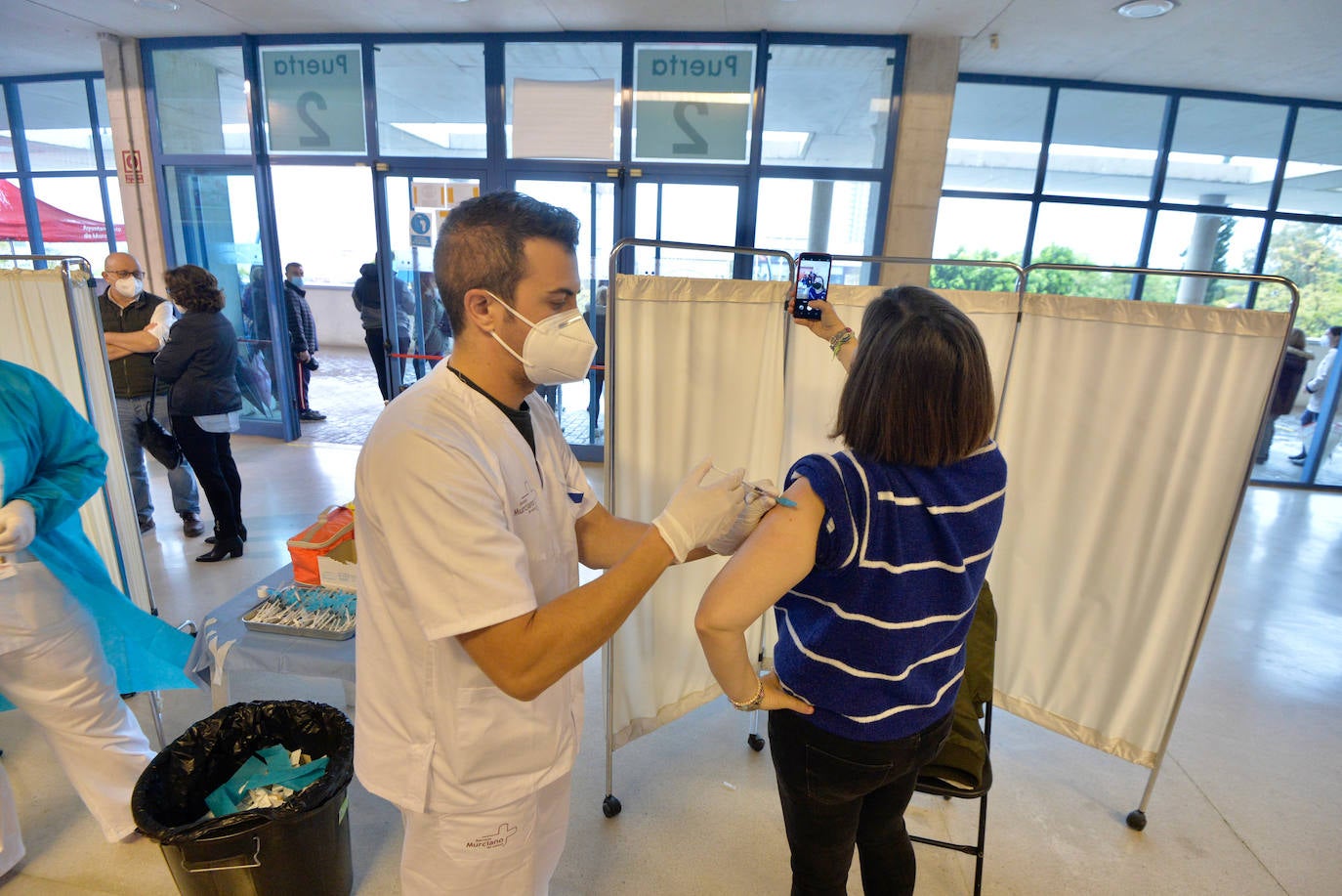 Fotos: Más de 2.700 docentes de la Región de Murcia reciben la primera dosis de la vacuna de Astrazeneca