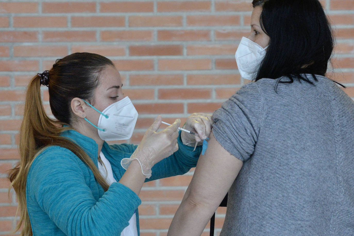 Fotos: Más de 2.700 docentes de la Región de Murcia reciben la primera dosis de la vacuna de Astrazeneca