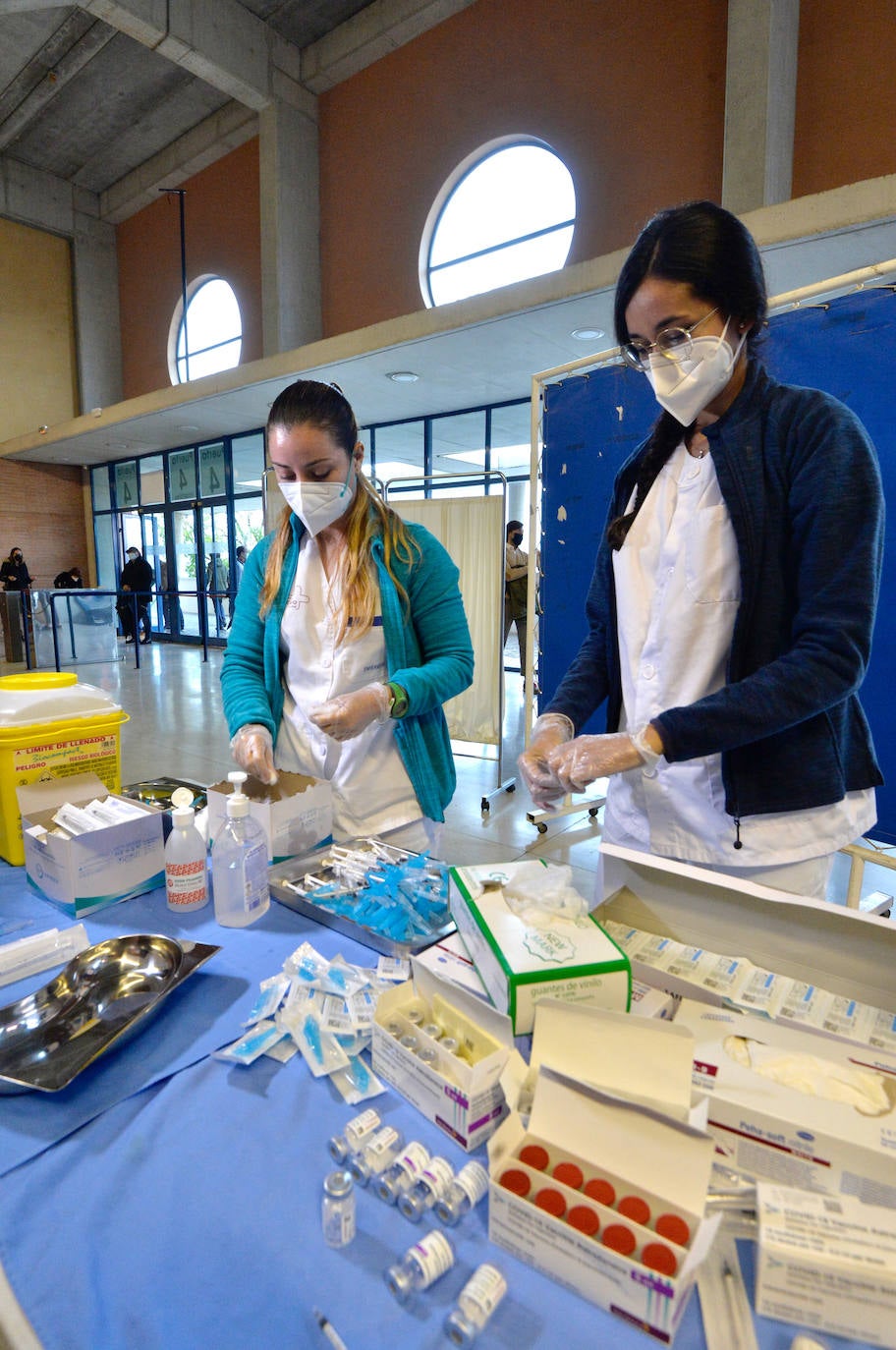 Fotos: Más de 2.700 docentes de la Región de Murcia reciben la primera dosis de la vacuna de Astrazeneca