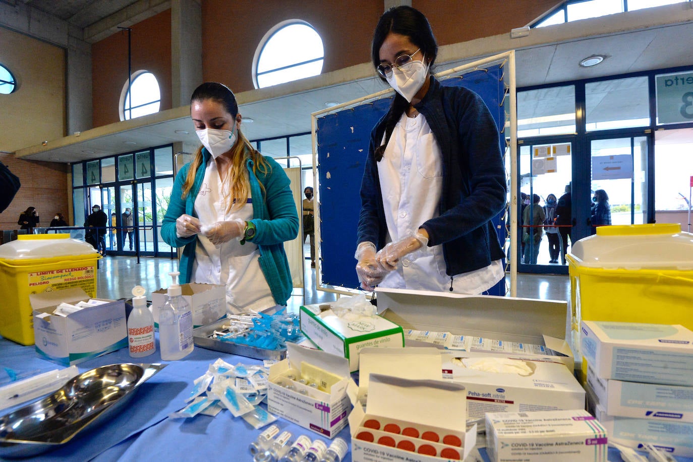 Fotos: Más de 2.700 docentes de la Región de Murcia reciben la primera dosis de la vacuna de Astrazeneca