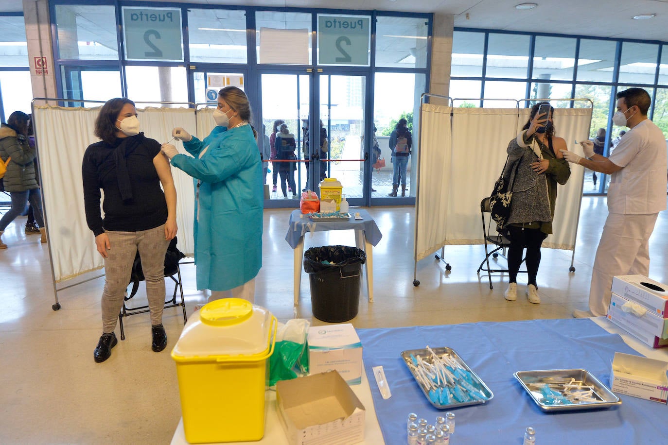 Fotos: Más de 2.700 docentes de la Región de Murcia reciben la primera dosis de la vacuna de Astrazeneca