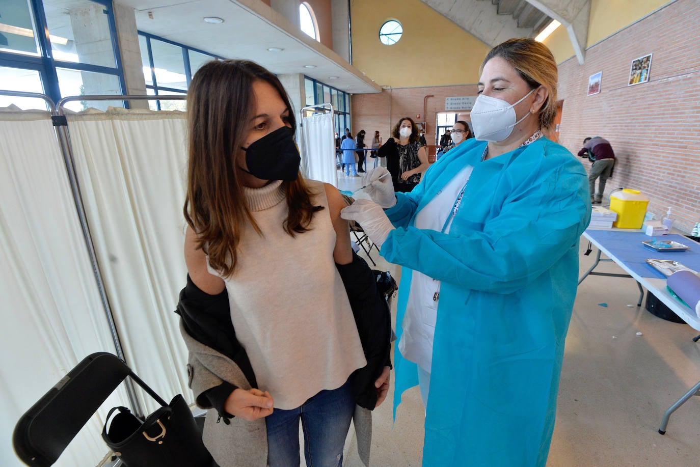 Fotos: Más de 2.700 docentes de la Región de Murcia reciben la primera dosis de la vacuna de Astrazeneca