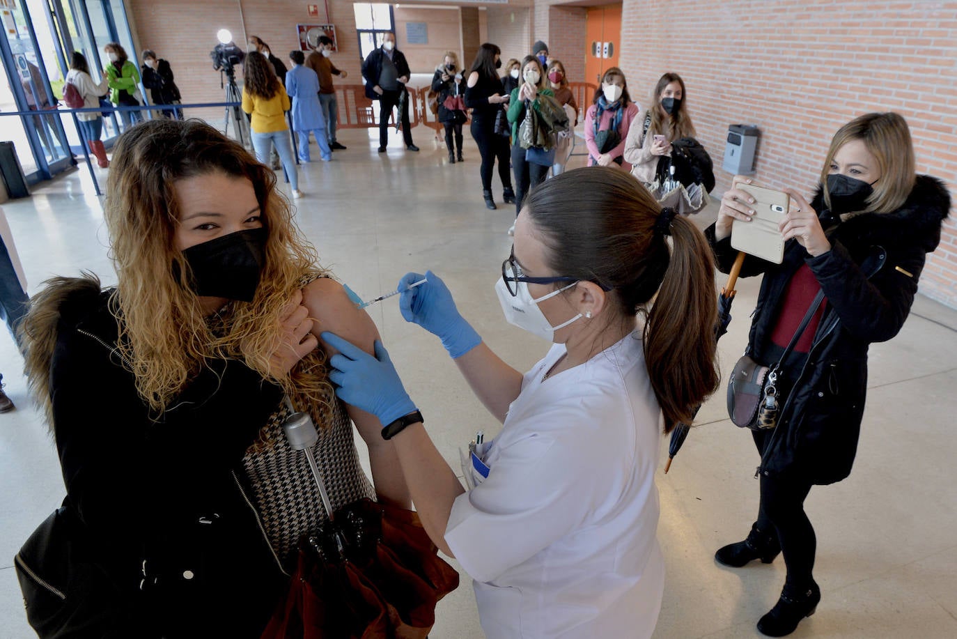 Fotos: Más de 2.700 docentes de la Región de Murcia reciben la primera dosis de la vacuna de Astrazeneca