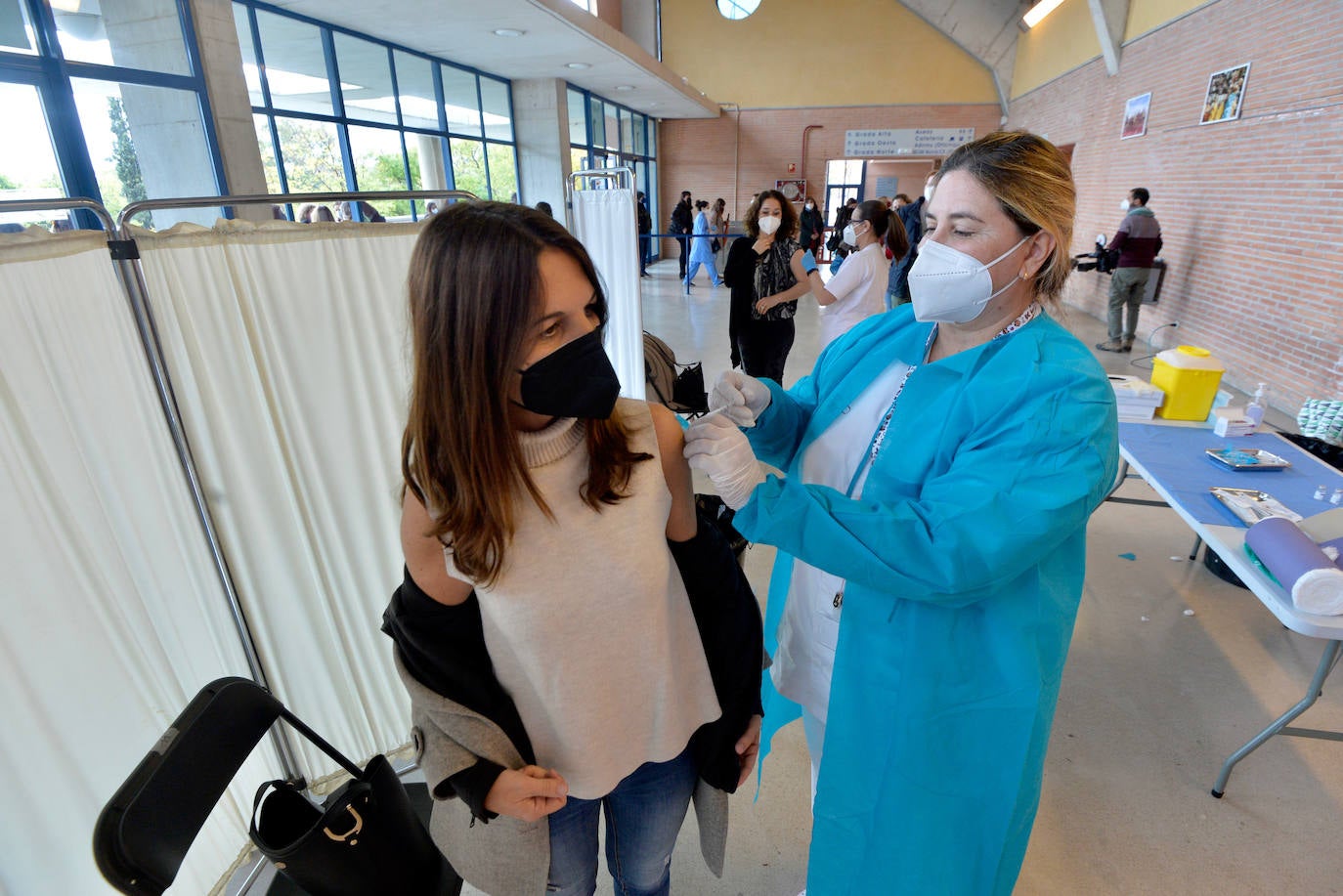 Fotos: Más de 2.700 docentes de la Región de Murcia reciben la primera dosis de la vacuna de Astrazeneca