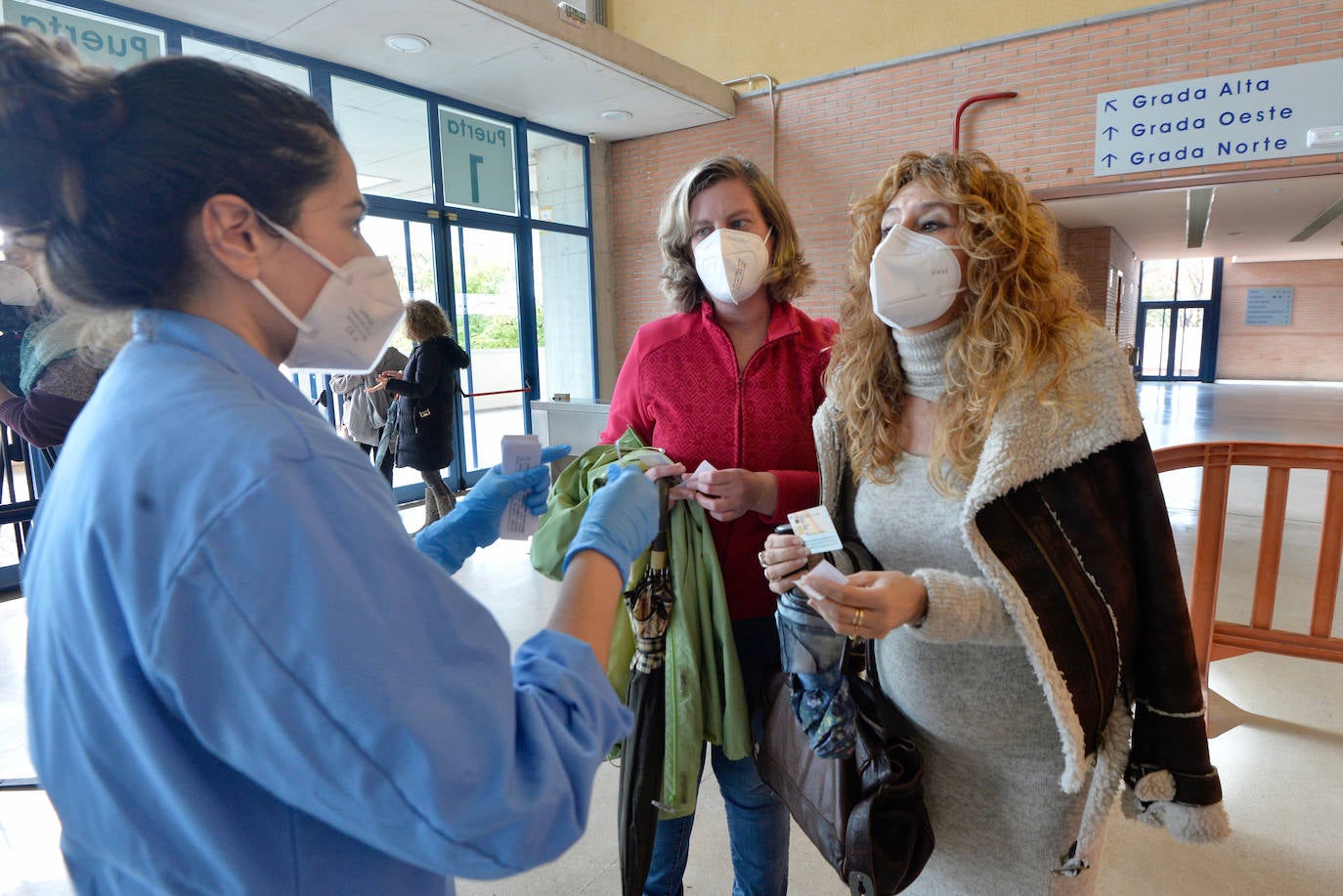 Fotos: Más de 2.700 docentes de la Región de Murcia reciben la primera dosis de la vacuna de Astrazeneca
