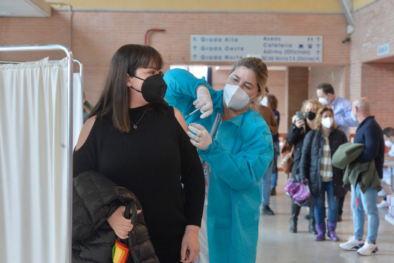Fotos: Más de 2.700 docentes de la Región de Murcia reciben la primera dosis de la vacuna de Astrazeneca