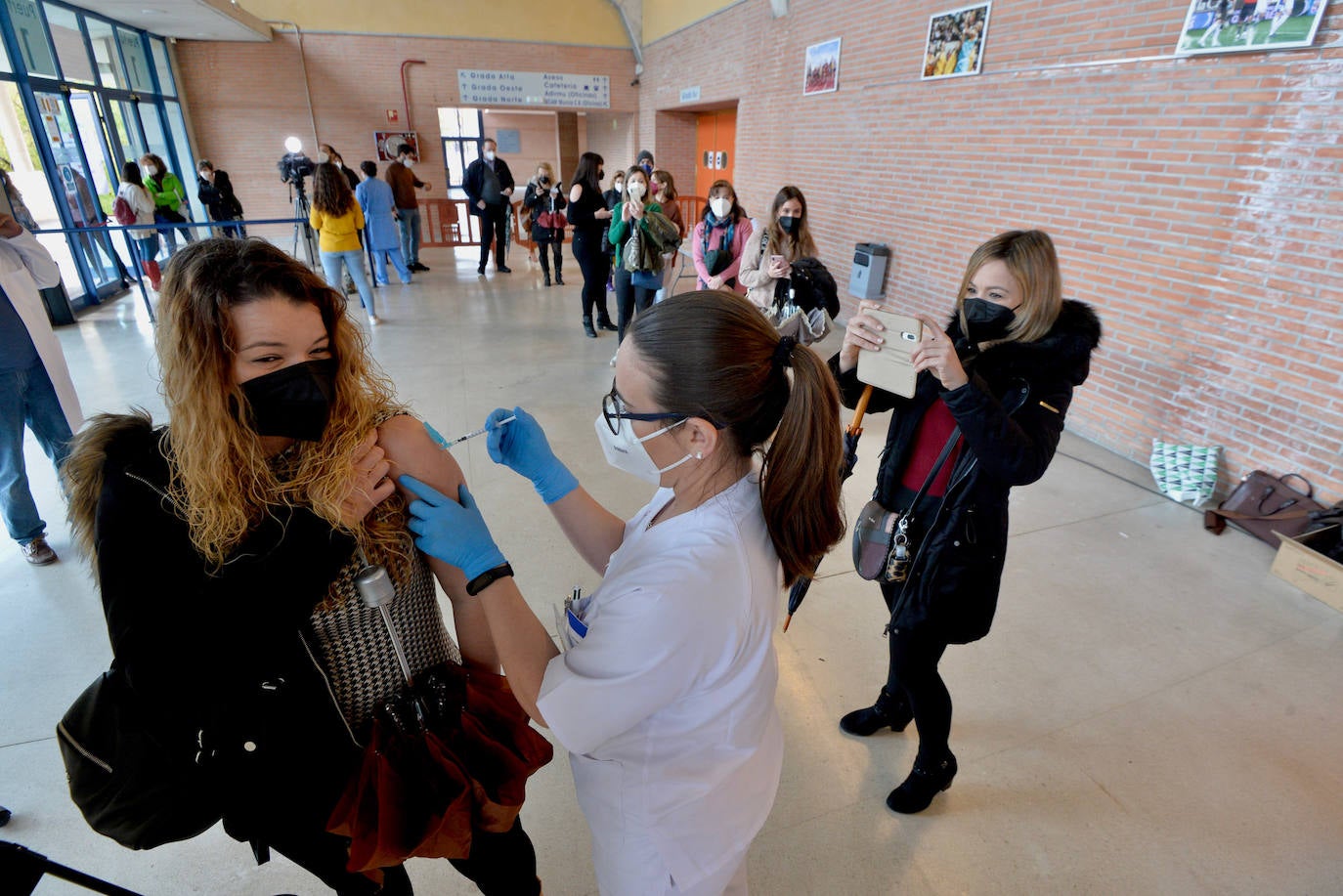 Fotos: Más de 2.700 docentes de la Región de Murcia reciben la primera dosis de la vacuna de Astrazeneca