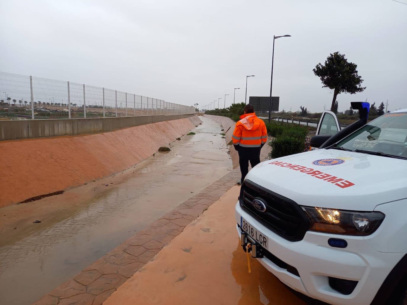 El agua discurre por los canales exteriores del casco urbano de Los Alcázares. 