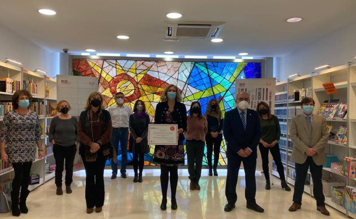 La concejal de Agenda Urbana, Mercedes Bernabé, visitó esta mañana la biblioteca de Santiago El Mayor, una de las sucursales donde se ha desarrollado el proyecto. 