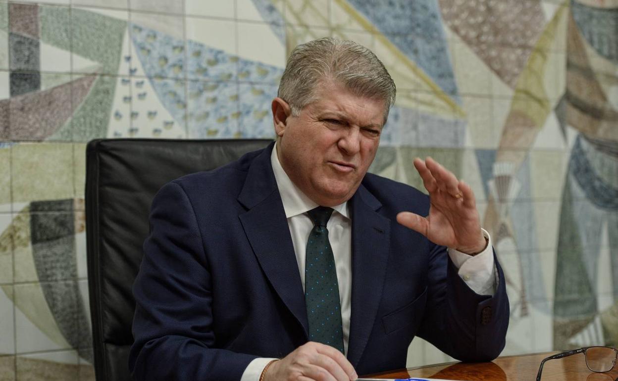 José Vélez se compromete a ampliar la plantilla del cuartel de El Albujón