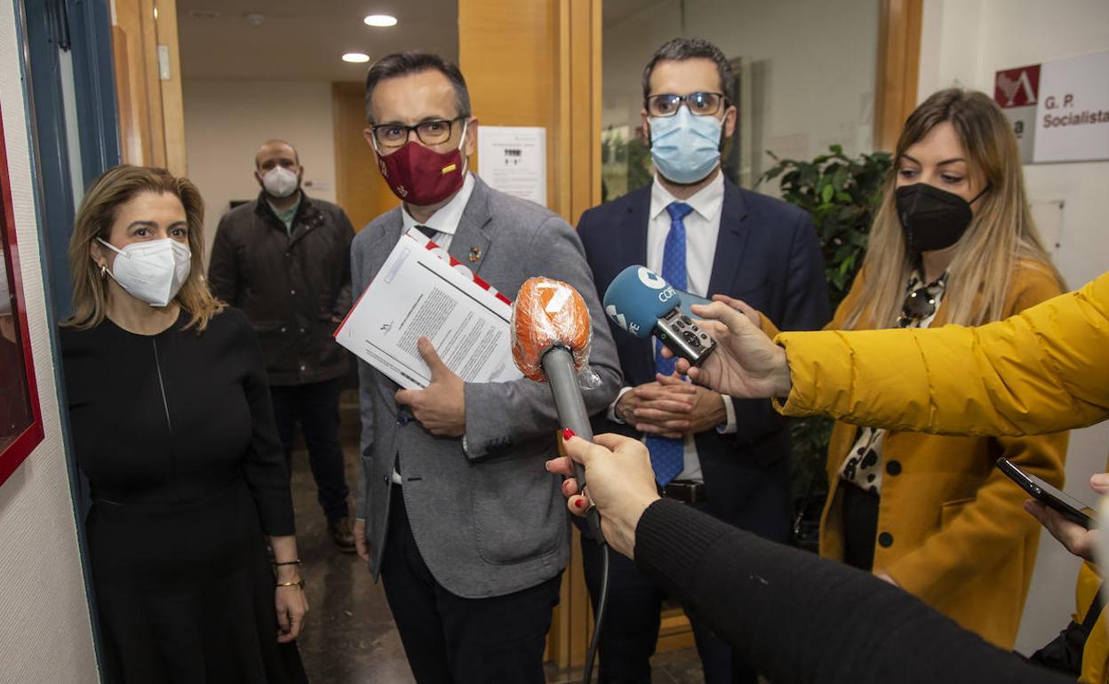 Diego Conesa, acompañado por el vicesecretario general del PSRM, Francisco Lucas, este miércoles, al presentar el documento en la Asamblea Regional.