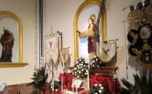 Altar con la imagen de San Juan Evangelista, titular de la cofradía que lleva su nombre.