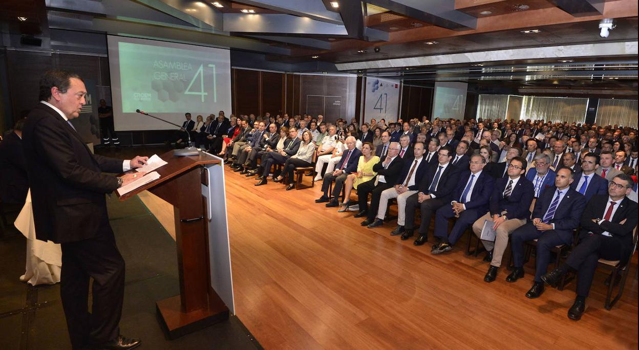 José María Albarracín, en su intervención ante a los empresarios en la asamblea general de Croem, en mayo de 2019. 