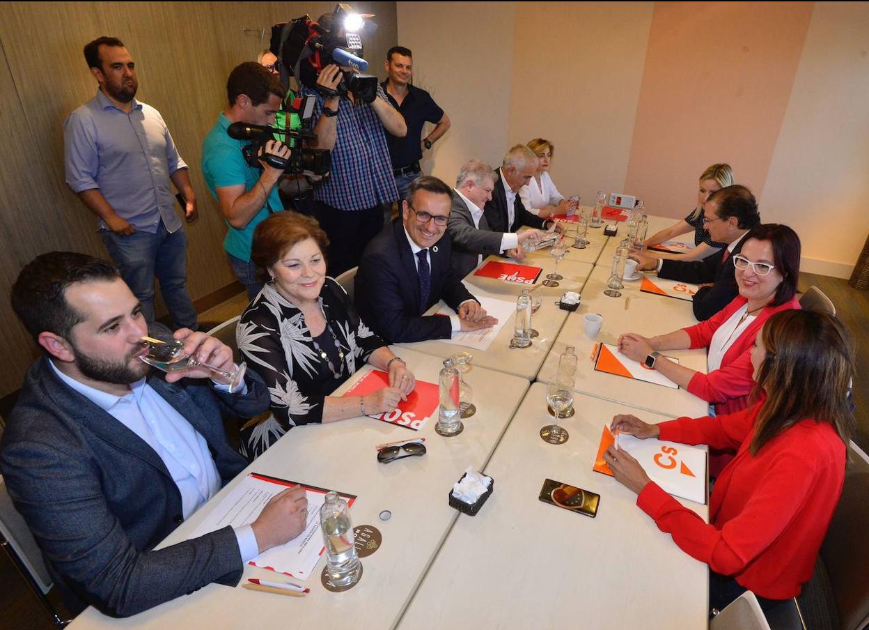 Las delegaciones de PSOE y Cs negocian al inicio de la legislatura en el hotel Agalia en junio de 2019. 