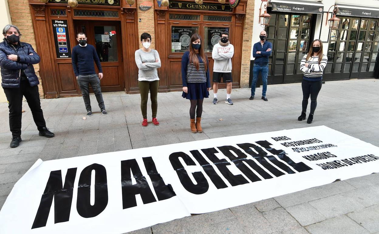 Imagen de archivo de la protesta de hoteleros de la calle Pérez Casas de Murcia.