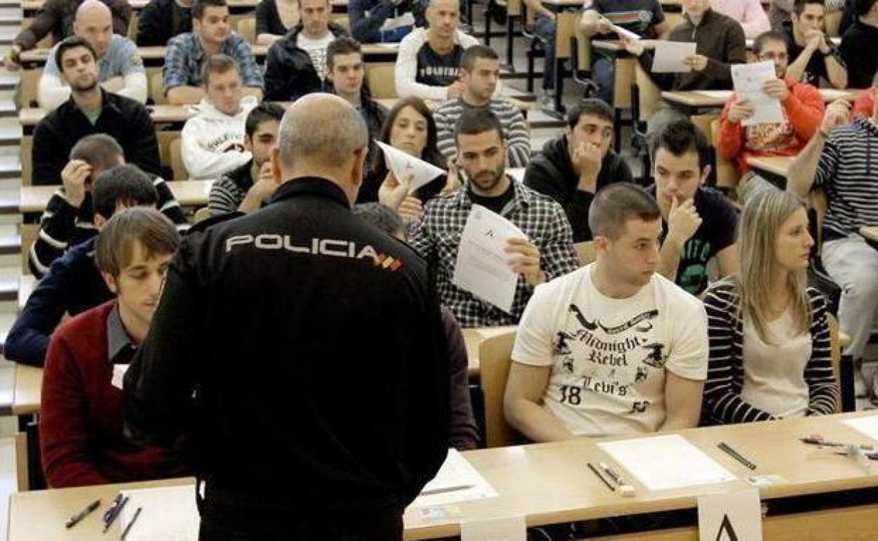 Un examen de oposiciones a la Policía Nacional en una foto de archivo.