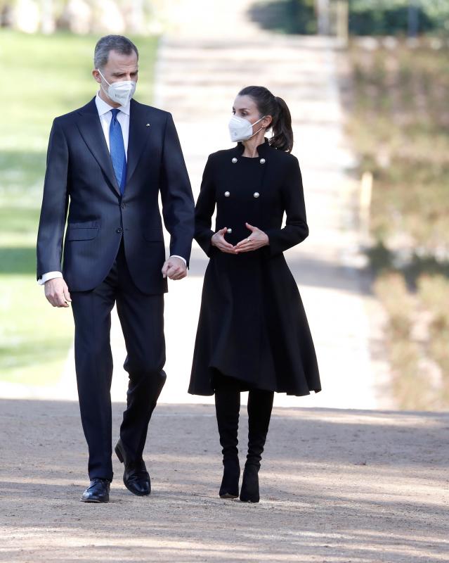 El rey Felipe VI y la reina Letizia a su llegad a los jardines del Palacio Real de Madrid
