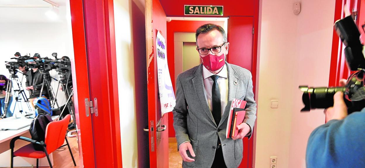 Diego Conesa, al inicio de la rueda de prensa que ofreció el miércoles en la sede del PSRM, en Murcia. 