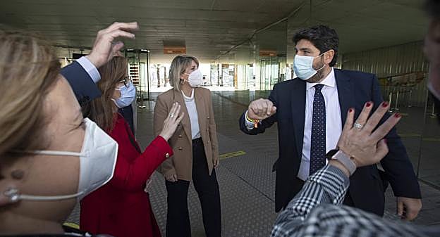 López Miras saluda a Ana Belén Castejón y a Noelia Arroyo, a su llegada ayer a un foro de la patronal COEC, en Cartagena. 