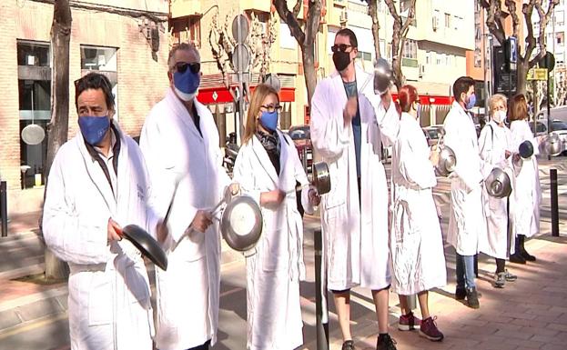 Protesta de los hosteleros frente al Palacio de San Esteban, este viernes, en Murcia.