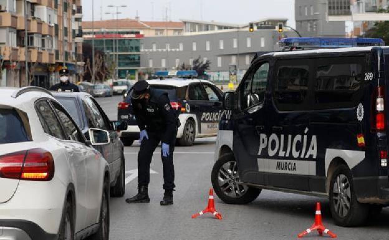 Un control para vigilar el cumplimiento de las restricciones contra el coronavirus en Murcia, en una foto de archivo.