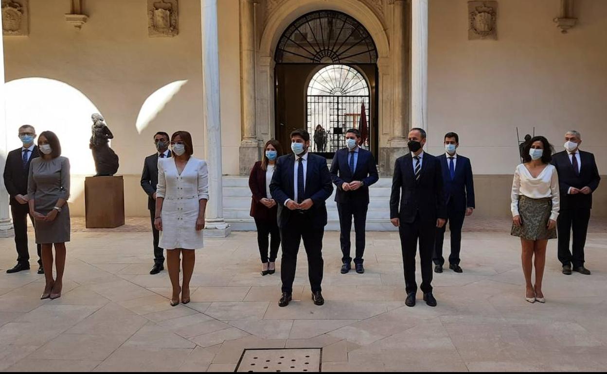 El Gobierno regional al completo, con los tres nuevos consejeros, este sábado, en el palacio de San Esteban.