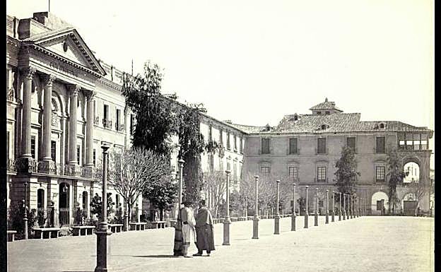 La Glorieta del XIX. Imagen de las fachadas del Ayuntamiento y de la biblioteca de Murcia, lo que hoy conocemos como Glorieta de España.