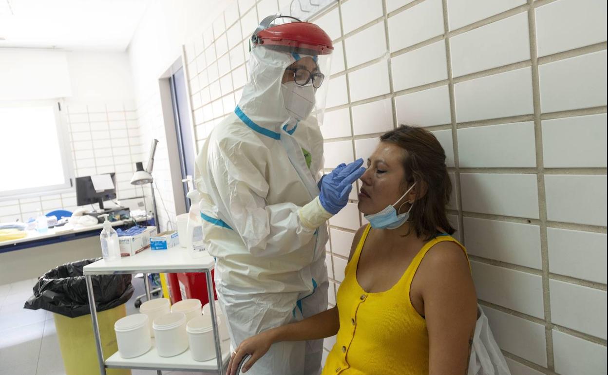 Un sanitario realiza una prueba PCR en el centro de salud del barrio del Carmen, en una fotografía de archivo.