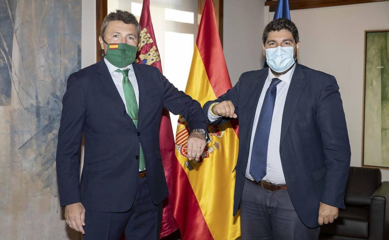 El diputado autonómico de Vox en la Asamblea Regional, Pascual Salvador, junto al presidente del Ejecutivo regional, Fernando López Miras, en una fotografía de archivo.