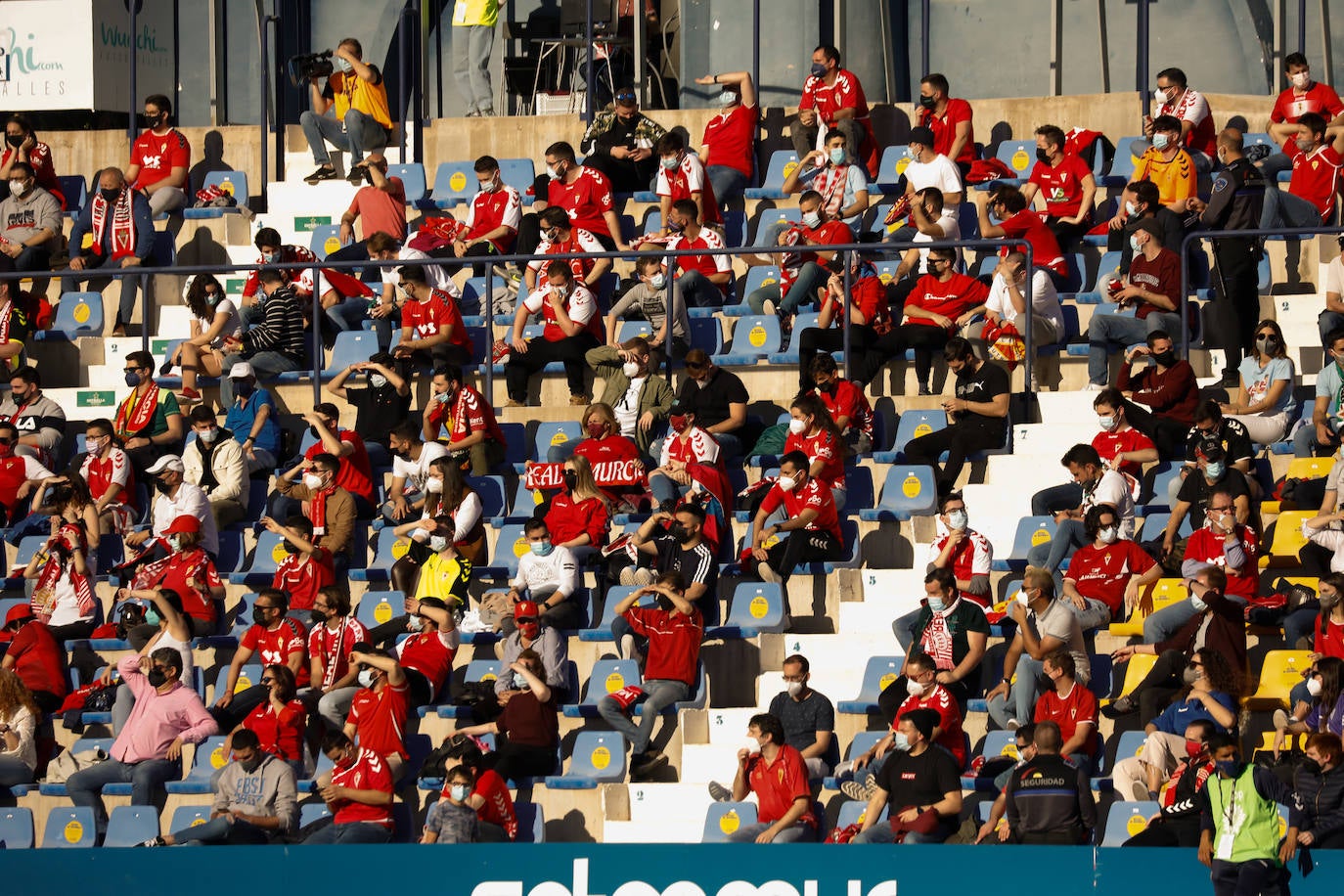 Fotos: La afición tiñe de rojo y azul el derbi murciano