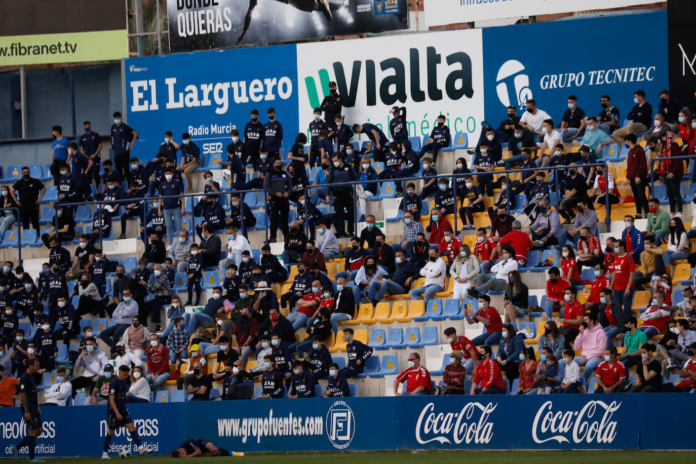 Fotos: La afición tiñe de rojo y azul el derbi murciano