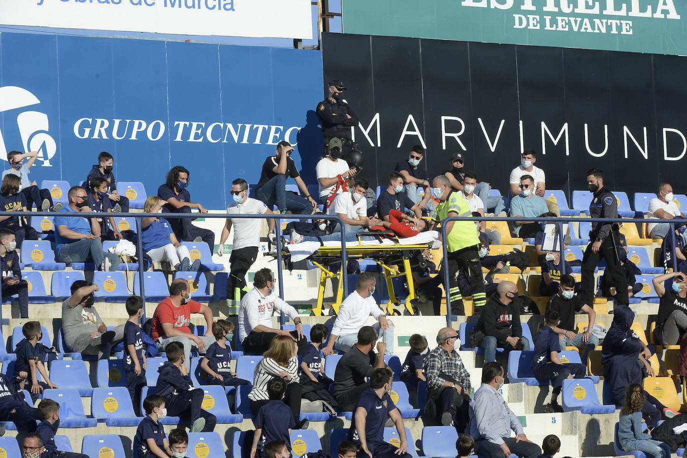 Fotos: La afición tiñe de rojo y azul el derbi murciano