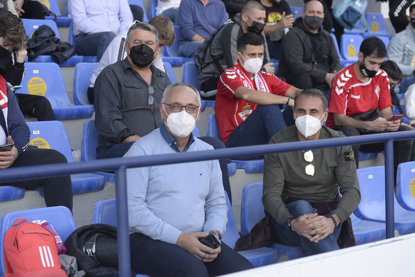 Fotos: La afición tiñe de rojo y azul el derbi murciano