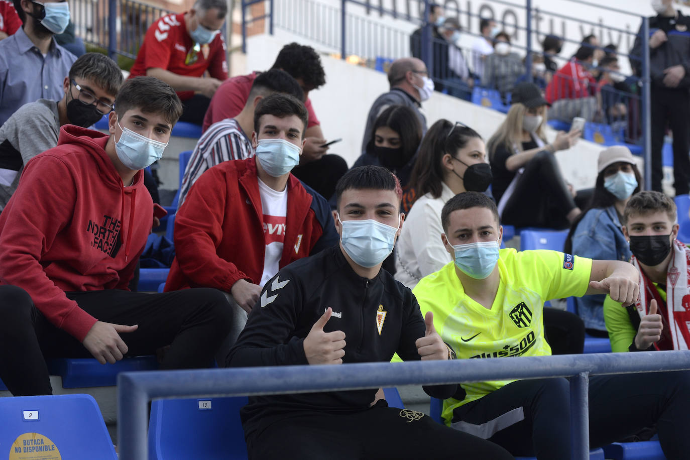 Fotos: La afición tiñe de rojo y azul el derbi murciano