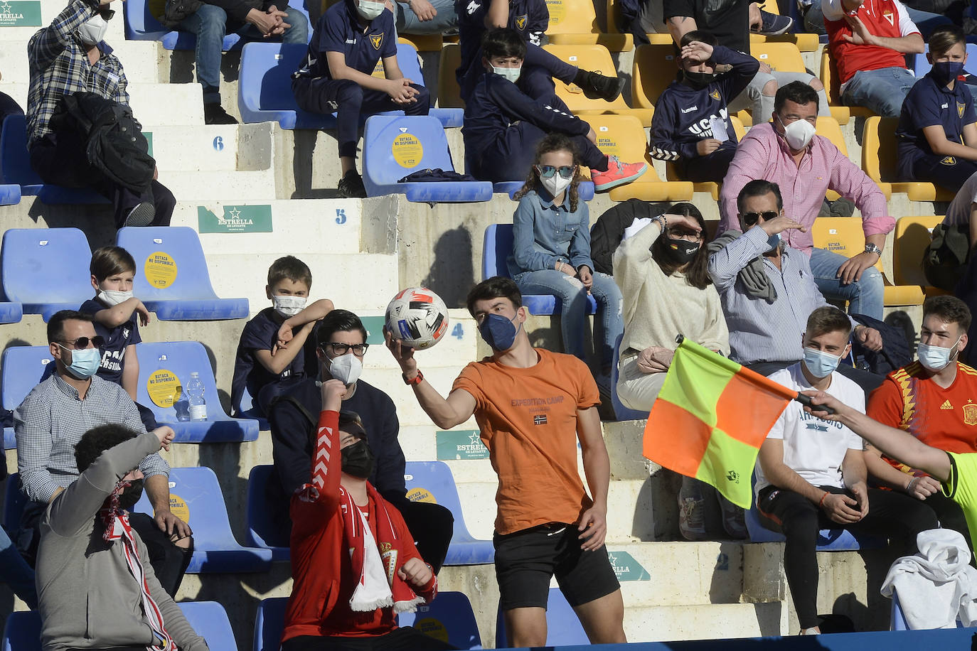 Fotos: La afición tiñe de rojo y azul el derbi murciano