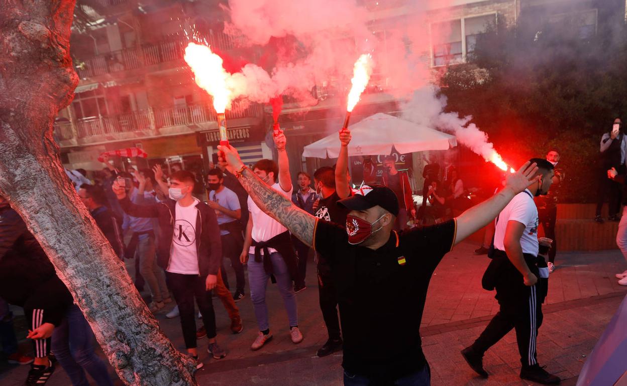 Aficionados con bemgalas en los alrededores del estadio BeSoccer La Condomina.
