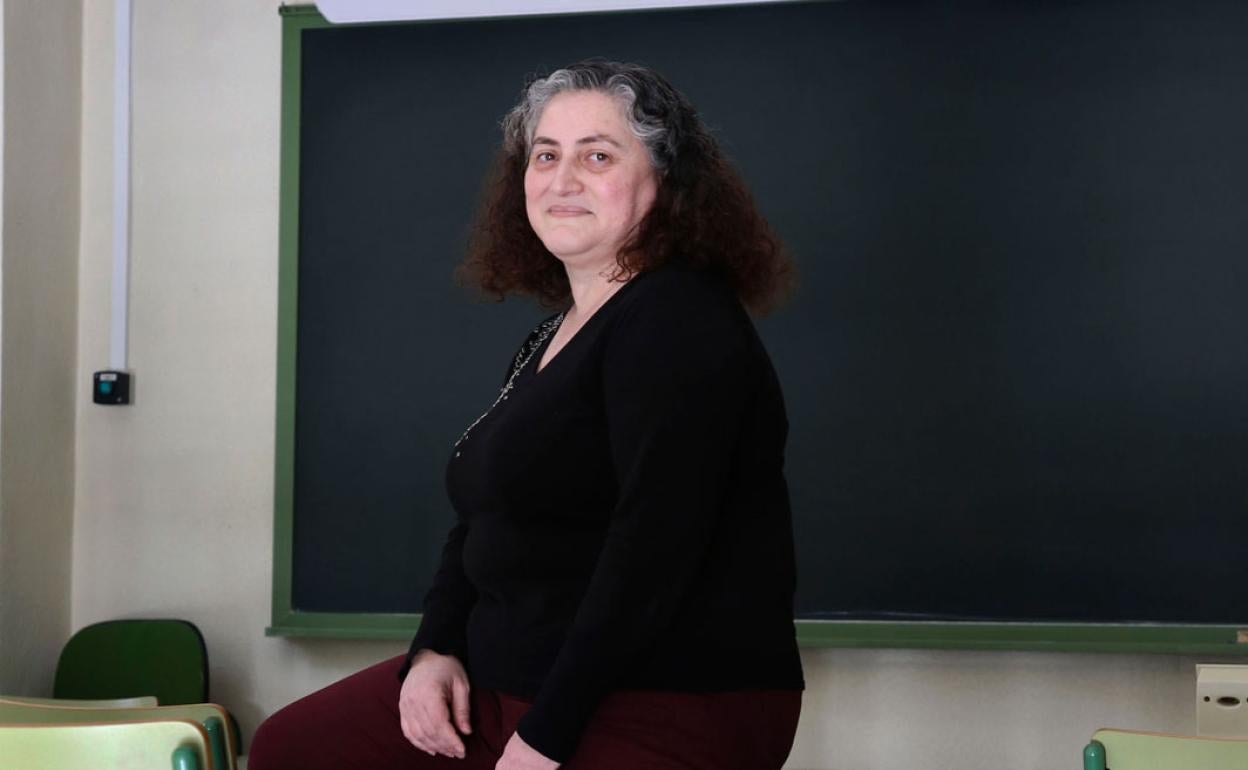 La decana de la Facultad de Educación, Begoña Alfageme, en un aula en el campus de Espinardo. 