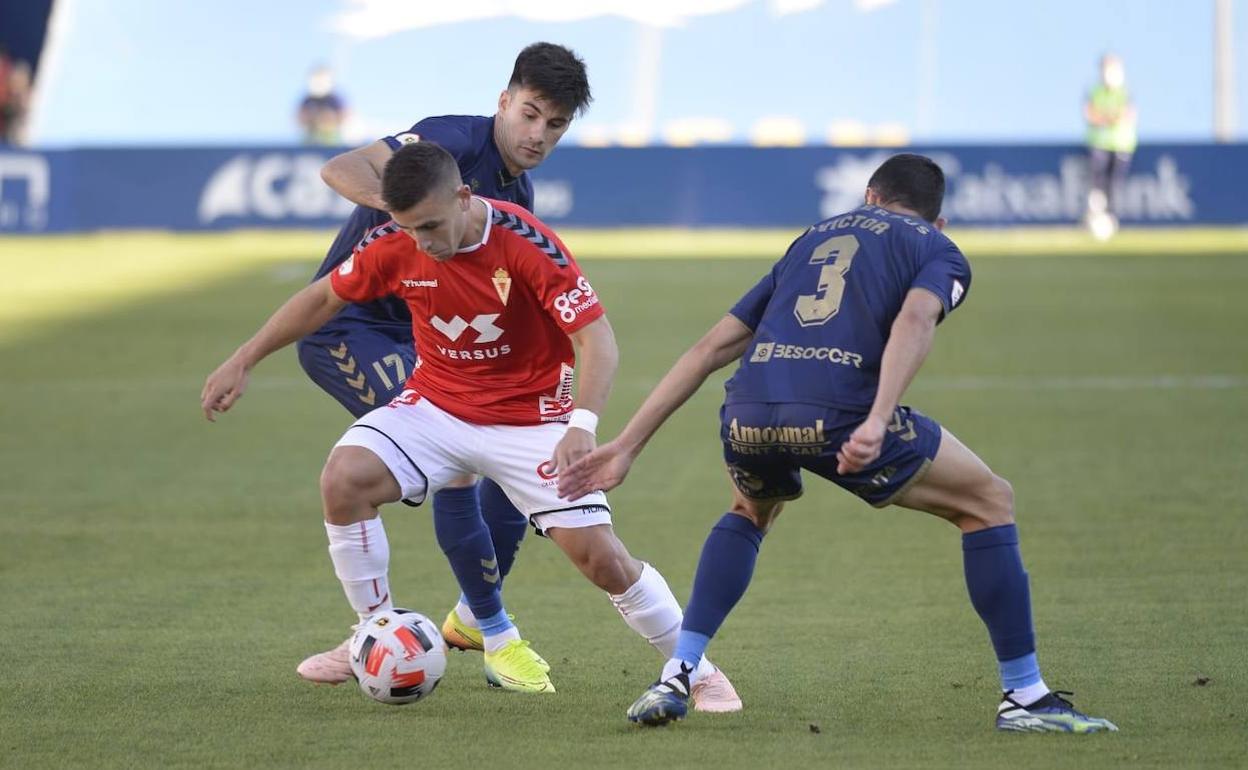 Carrillo intenta desmarcarse con el balón.