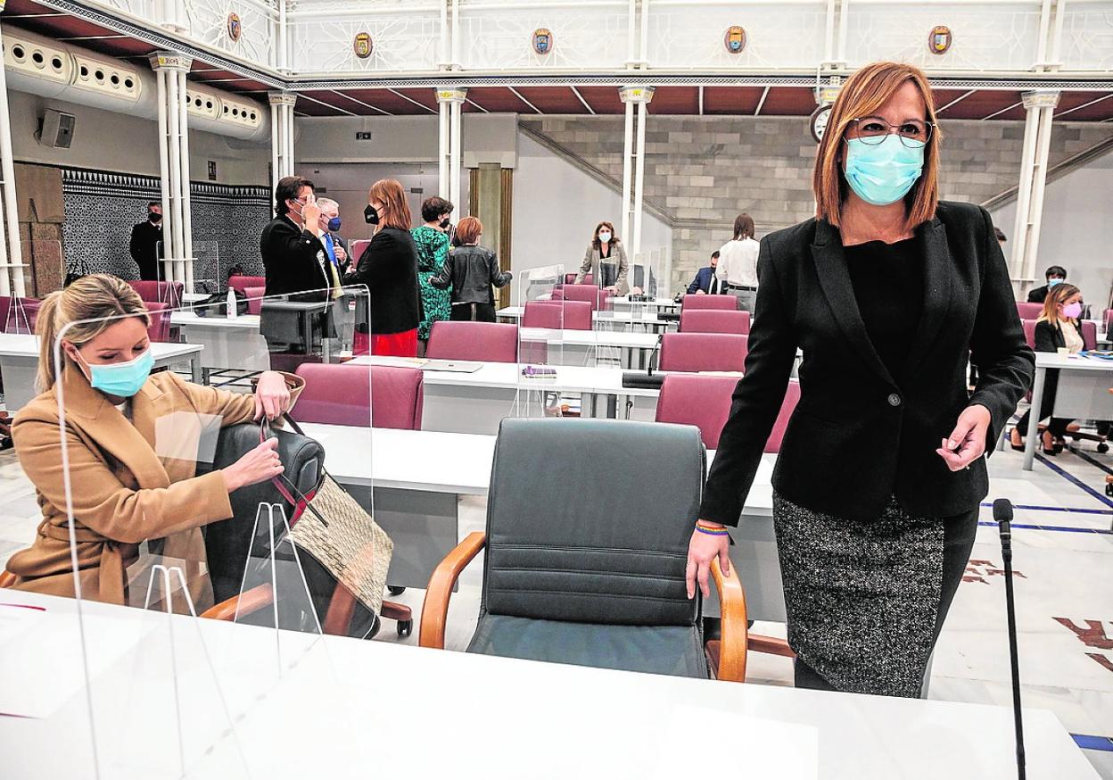 Martínez Vidal (sentada) e Isabel Franco, en un reciente Pleno de la Asamblea Regional. 